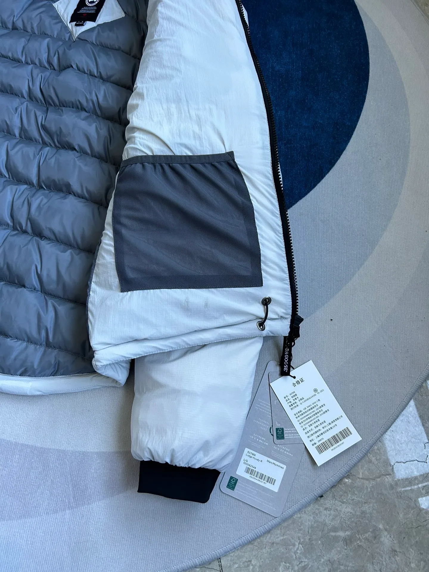 P880 official website CANADA GOOSE thin and light model. It is super lightweight and has no weight-bearing feeling on the upper body! It also shows your temperament!! The Canadian brand Canada Goose has always been recognized as the warmest down jacket. Various Instagram celebrities, Internet celebrities, and celebrities often wear it for street photos. I make Canada Goose every year, but I still can’t get rid of my love for it. No matter how cold the winter is, there is no need to be afraid. It is the legendary warmest down jacket and is known as a must-have for arctic outdoor sports! The most popular down jacket in the world, major celebrities are rushing to buy it, and it is a must-have for everyone! Size: S-2xl Color: black gray